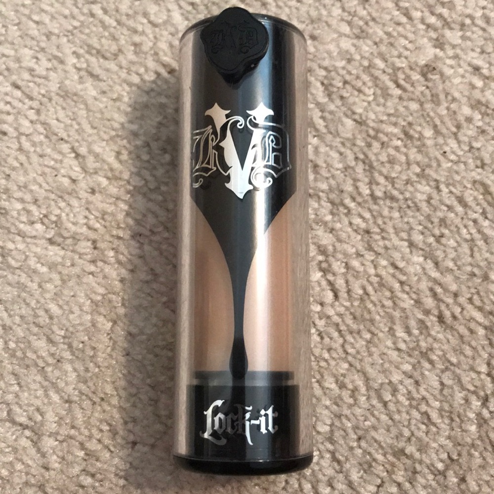 Kat Von D Lock it Foundation